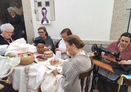 Escena de bordadoras y costureras.