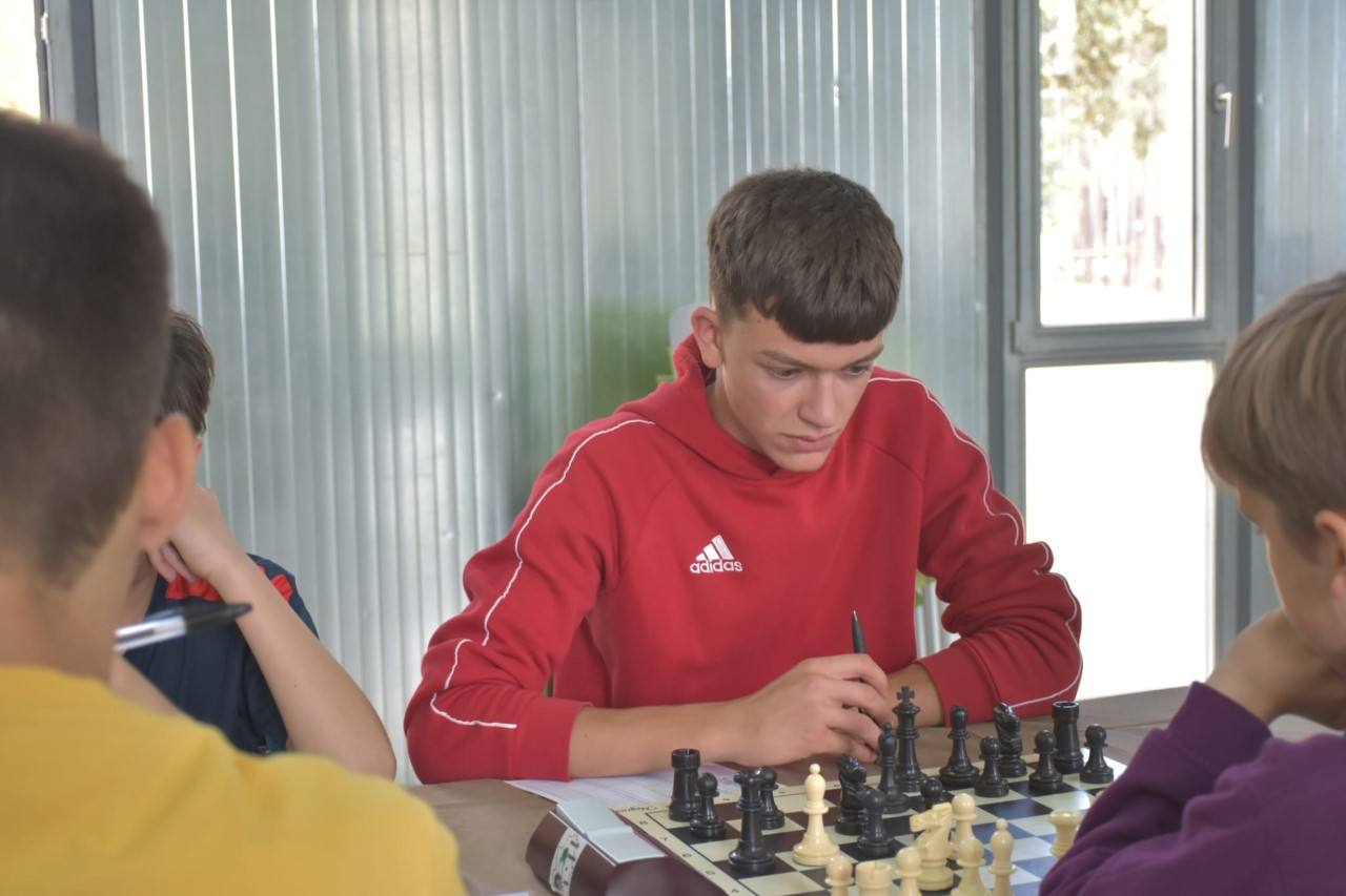Alberto concentrado en una partida jugada en El Anillo de Guijo de Granadilla.