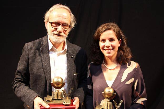 Sebastián y Esther con el Premio Chamizo. Ahora candidatos a los Premios del Senado.