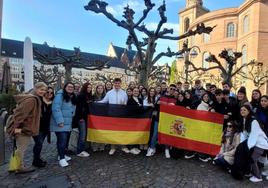 Foto de familia de ambas delegaciones de alumnos y profesoras.