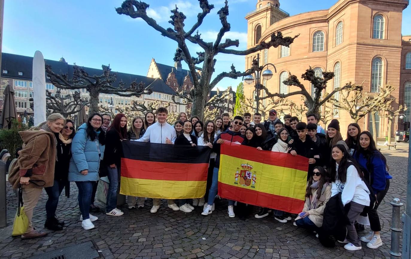 Foto de familia de ambas delegaciones de alumnos y profesoras.