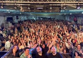 Foto con buen ambiente tras el concierto de 'Manolo, el Burro y Cía'.