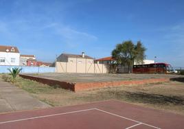 Plataforma de hormigón donde se constuirá el nuevo gimnasio del instituto de Guareña.