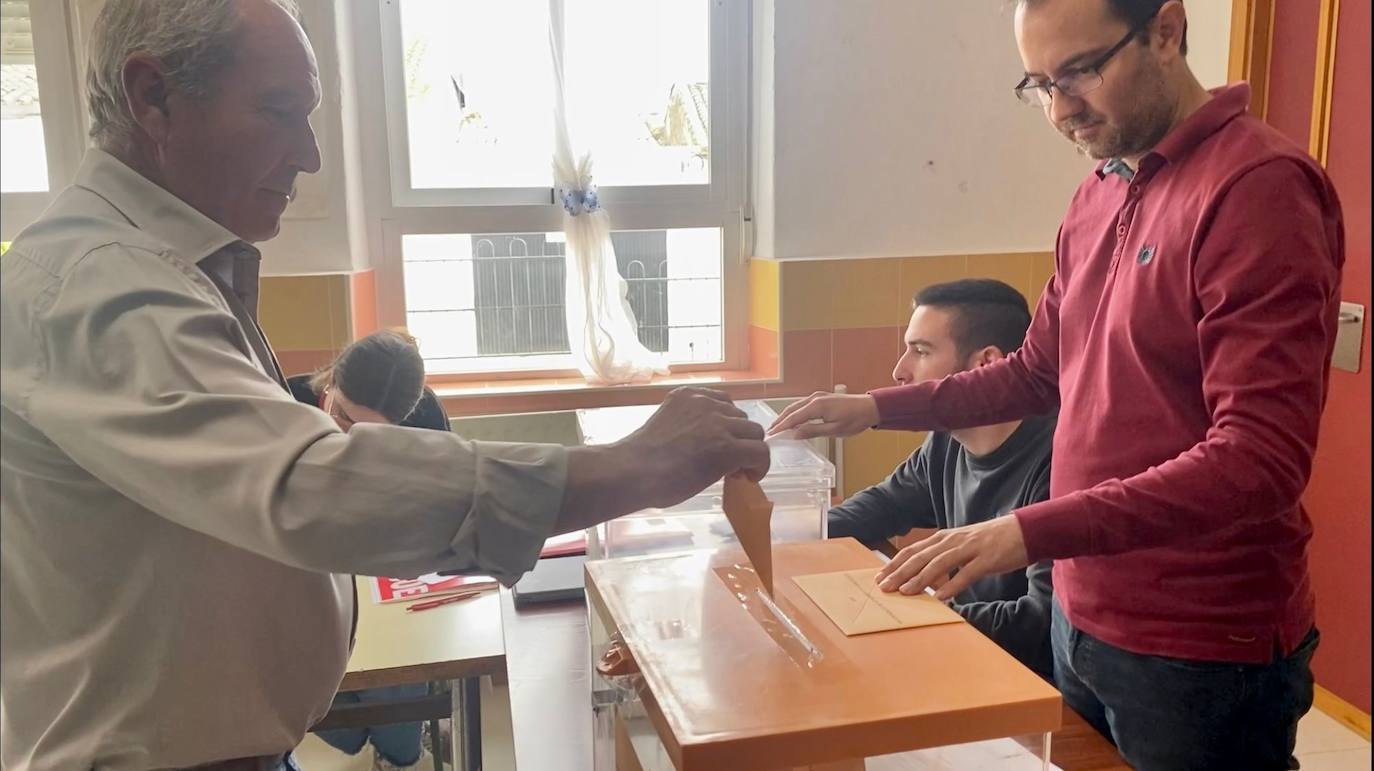 Ángel Gómez votando en San Gregorio Viejo.
