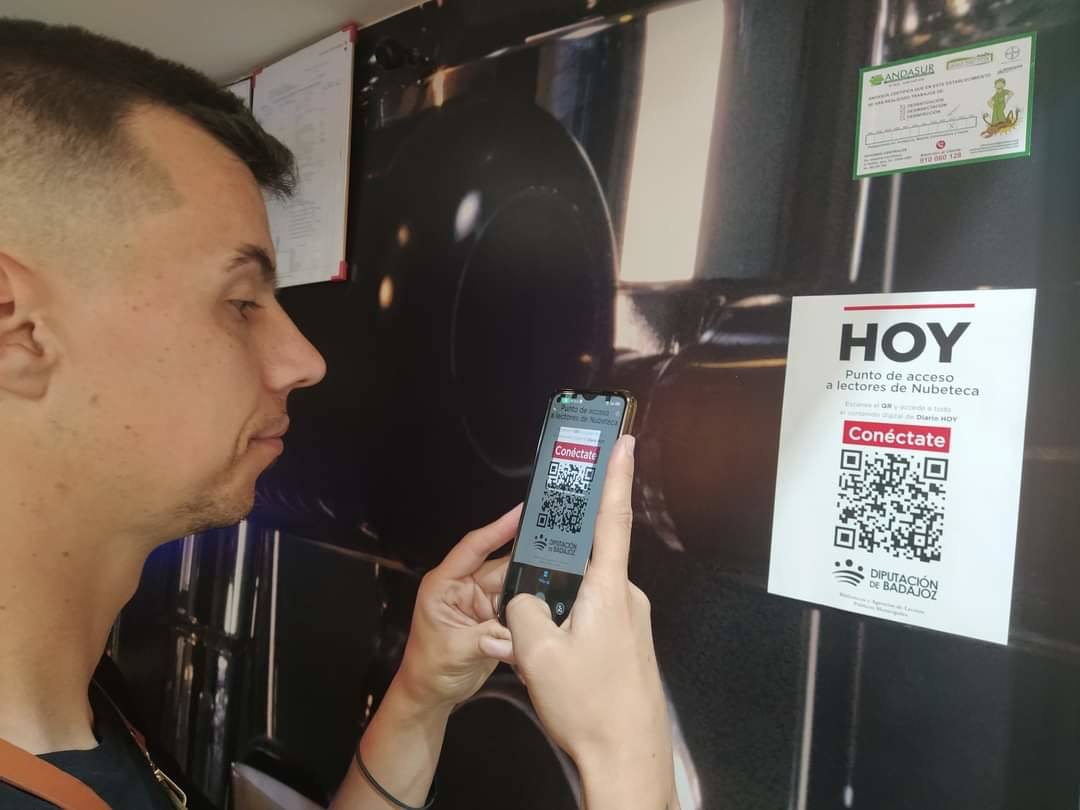 Un joven captura el QR para acceder al diario HOY.