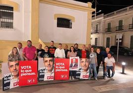 Los socialistas de Guareña, ganadores el 28-M, imagen del día de la pegada de carteles en el mercado de abastos.