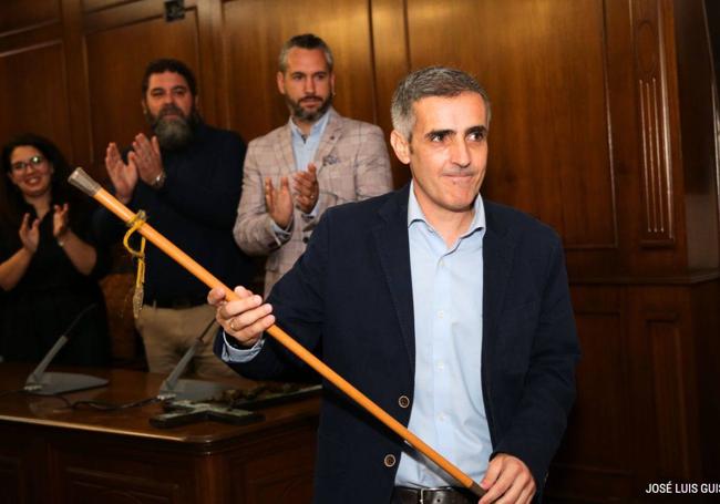 El alcalde Abel González mostrando el bastón al respetable-