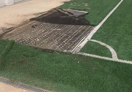 Detalle del arranque del césped artificial en el campo municipal de La Noria.