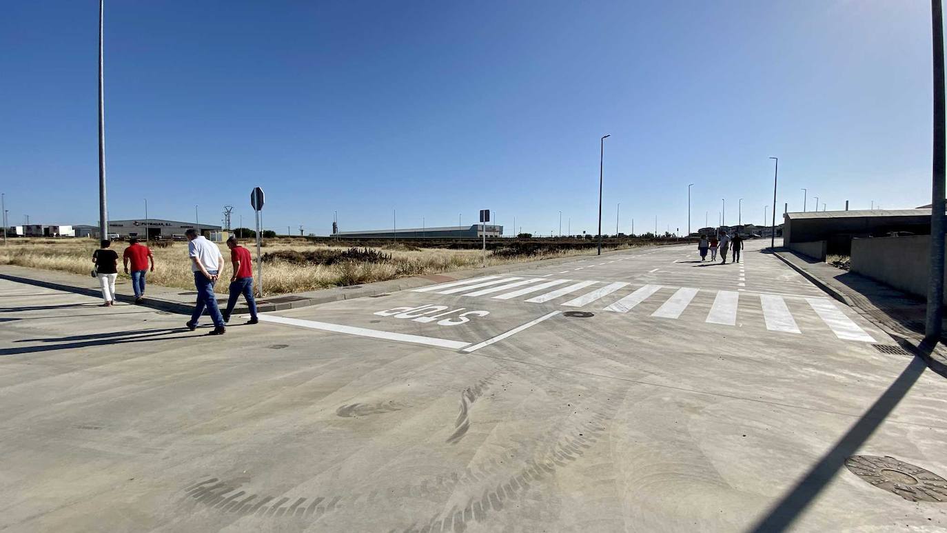 Políticos y técnicos visitando las obras de urbanización finalizadas en el polígono industrial en la carretera de Mérida.