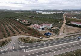 Camino de las carreras a vista de dron que une el polígono (al fondo) con la Ex105 en primer término.
