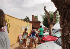 Unas cien personas esperando que la piscina municipal abra sus puertas.