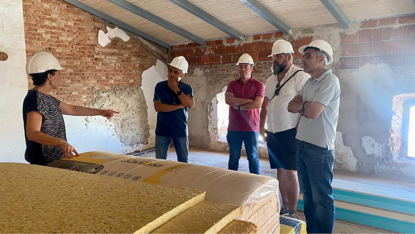 Políticos y técnicos en la segunda planta del edificio destinado a Centro de Interpretación Tartessos.
