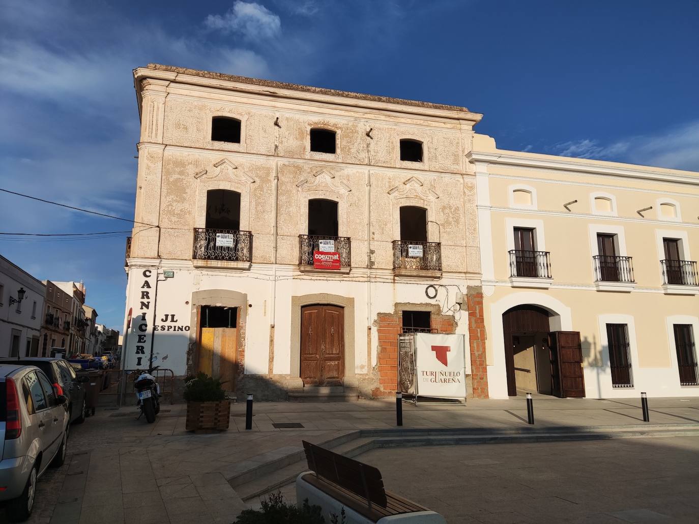 Fachada principal del edificio en la Plaza San Gregorio de Guareña.