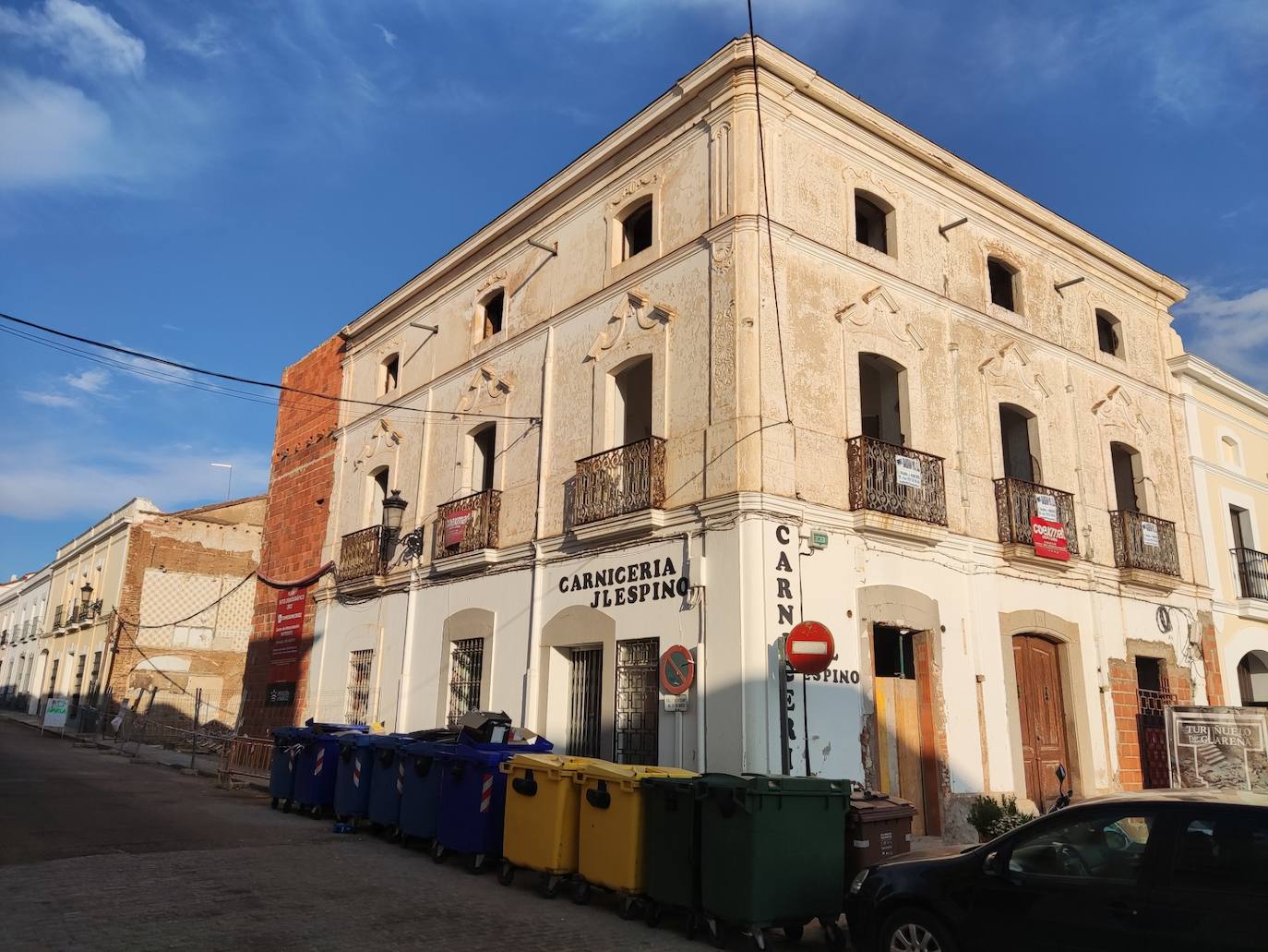 Autoridades y técnicos visitan las obras de rehabilitación del Centro Interpretación Tartessos