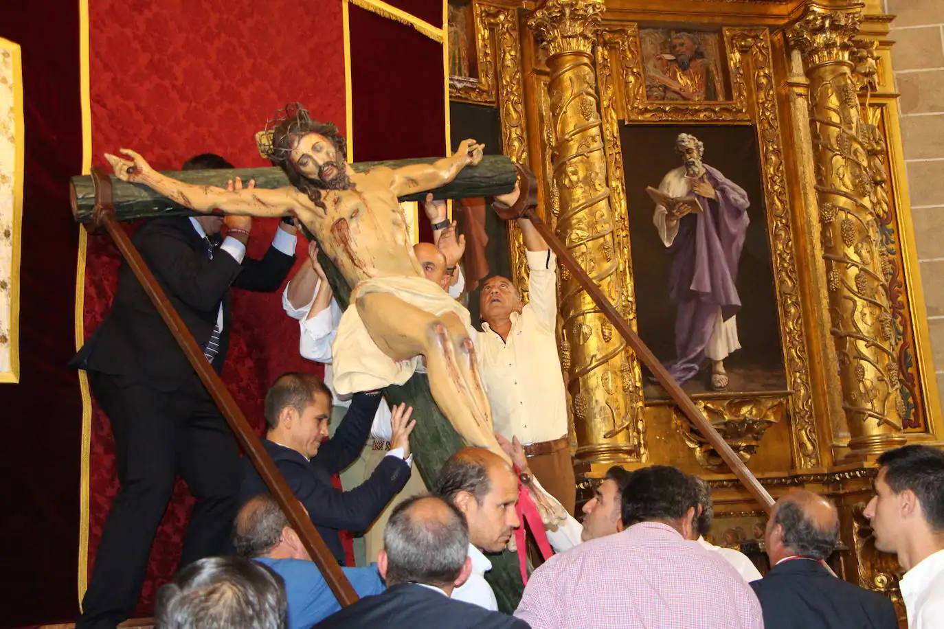 Imagen del año pasado momento de la bajada del Santísimo Cristo de las Aguas de Guareña.