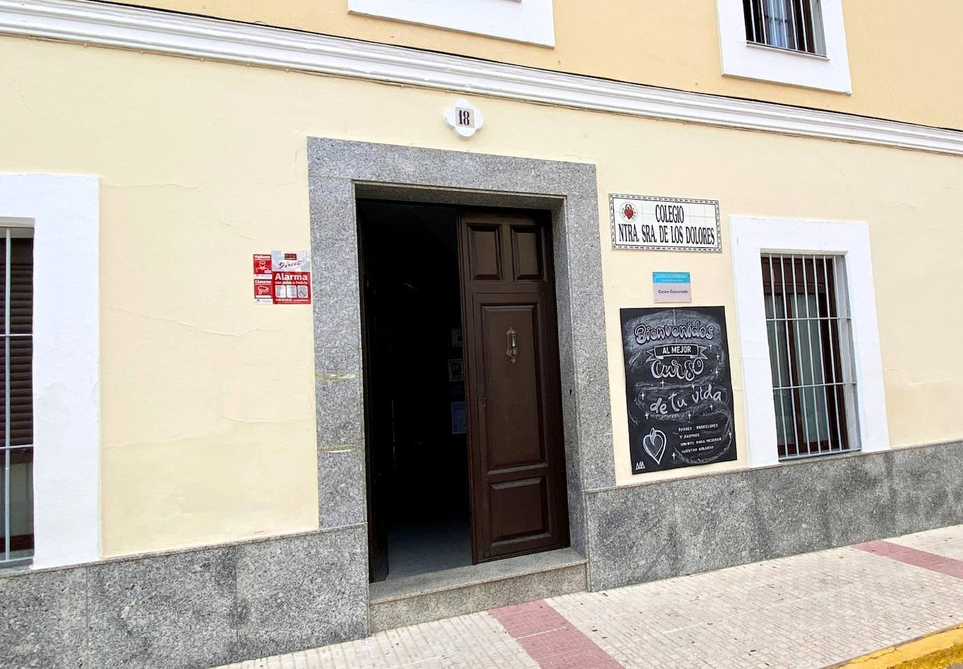 Entrada al colegio Nuestra Señora de los Dolores.