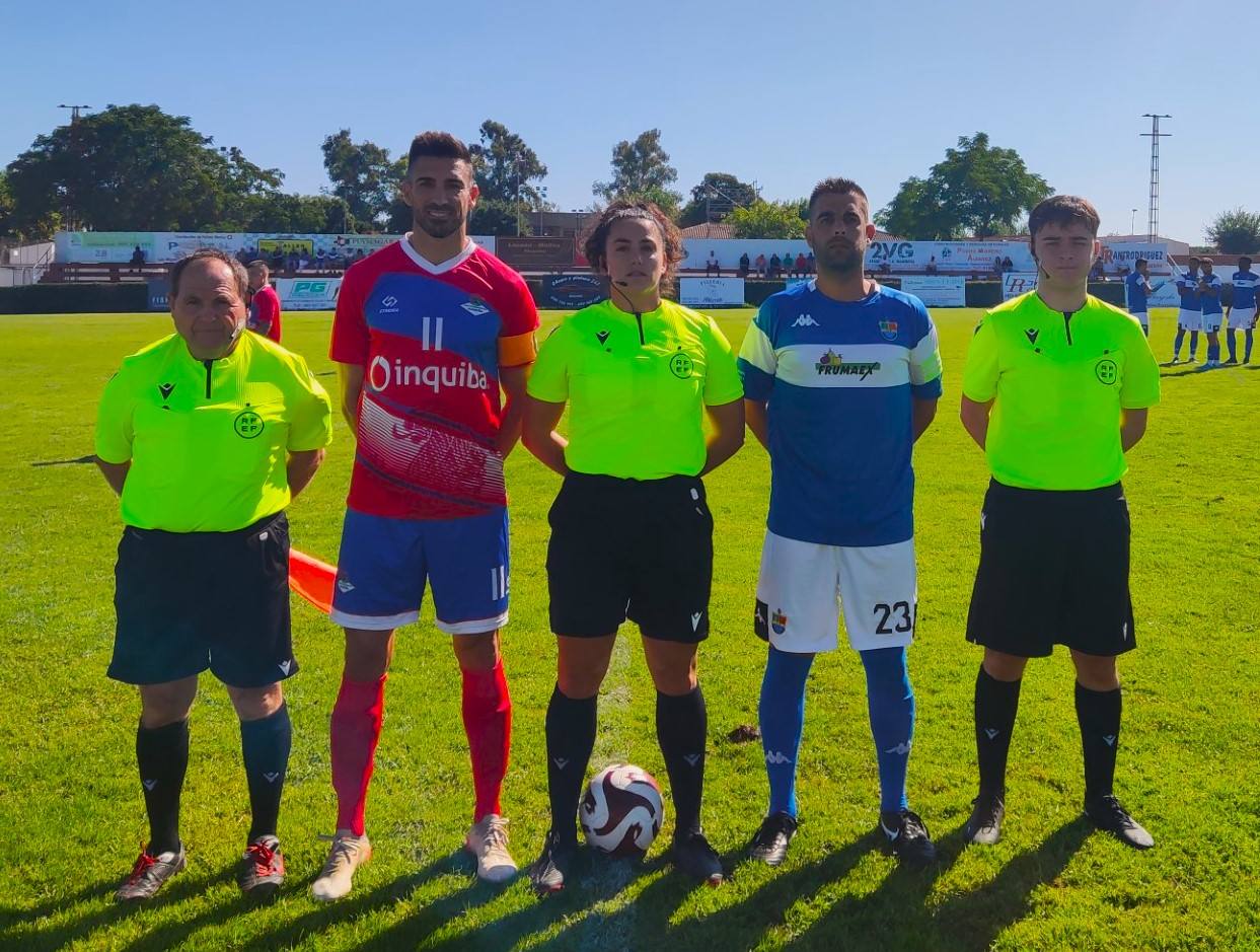 Imagen del trío arbitral y los dos capitanes.