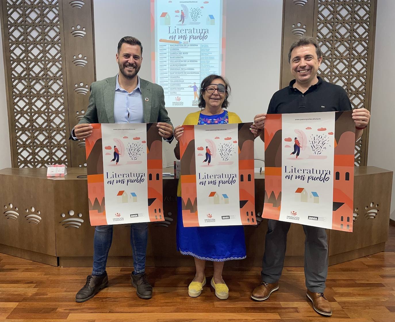 De izda. a drcha., Miguel Rguez., alcalde de Barcarrota; Isabel Mª Pérez, presidenta AEEX; y Manuel Candalija, director del área de cultura provincial.
