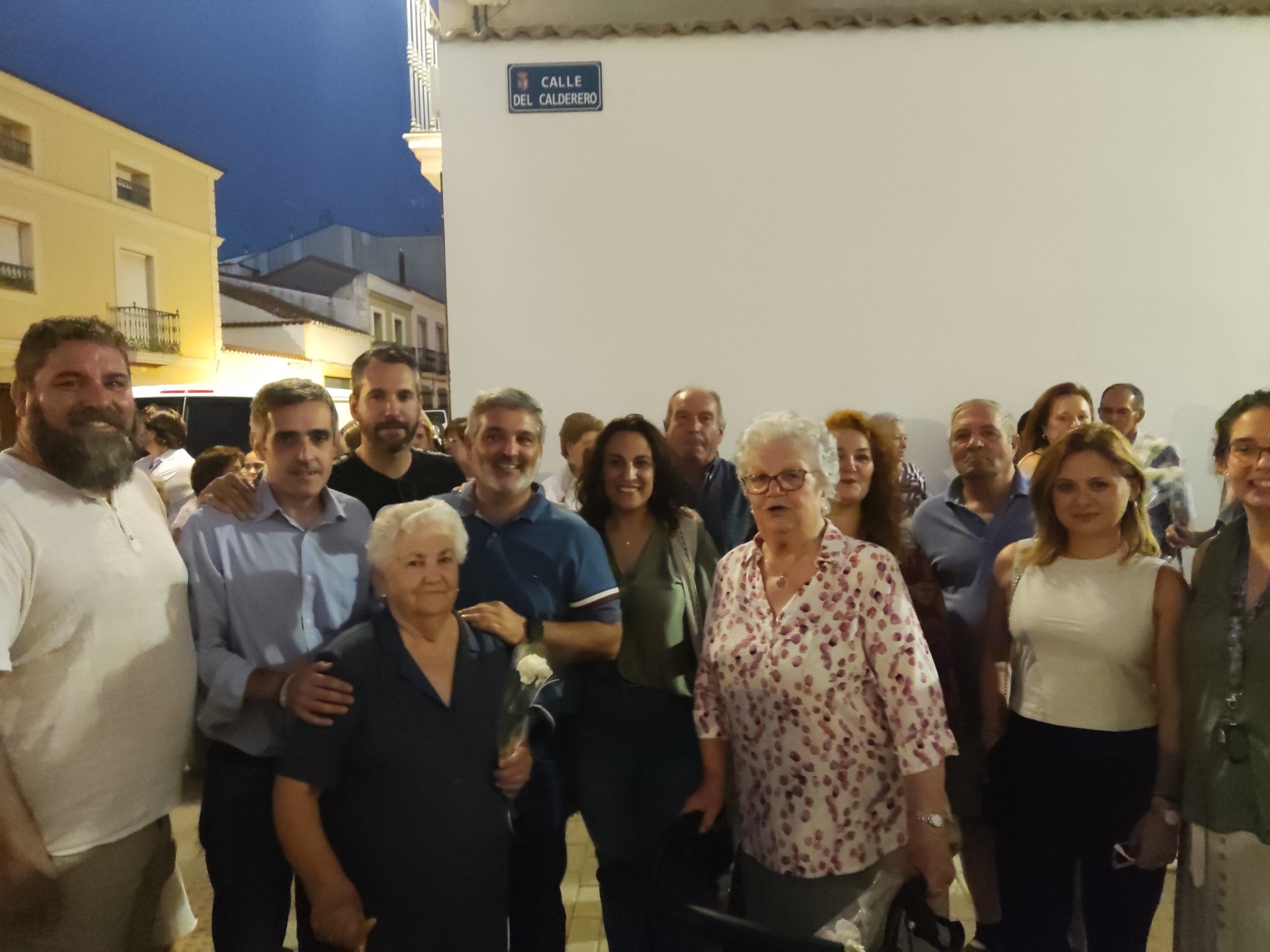 Concejales del ayuntamiento de Guareña y vecinos en la calle Del Calderero.