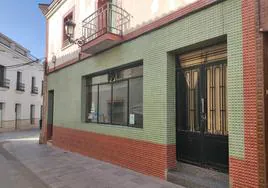 Bar Oliva con sus puertas cerradas en calle Túnel de Guareña.