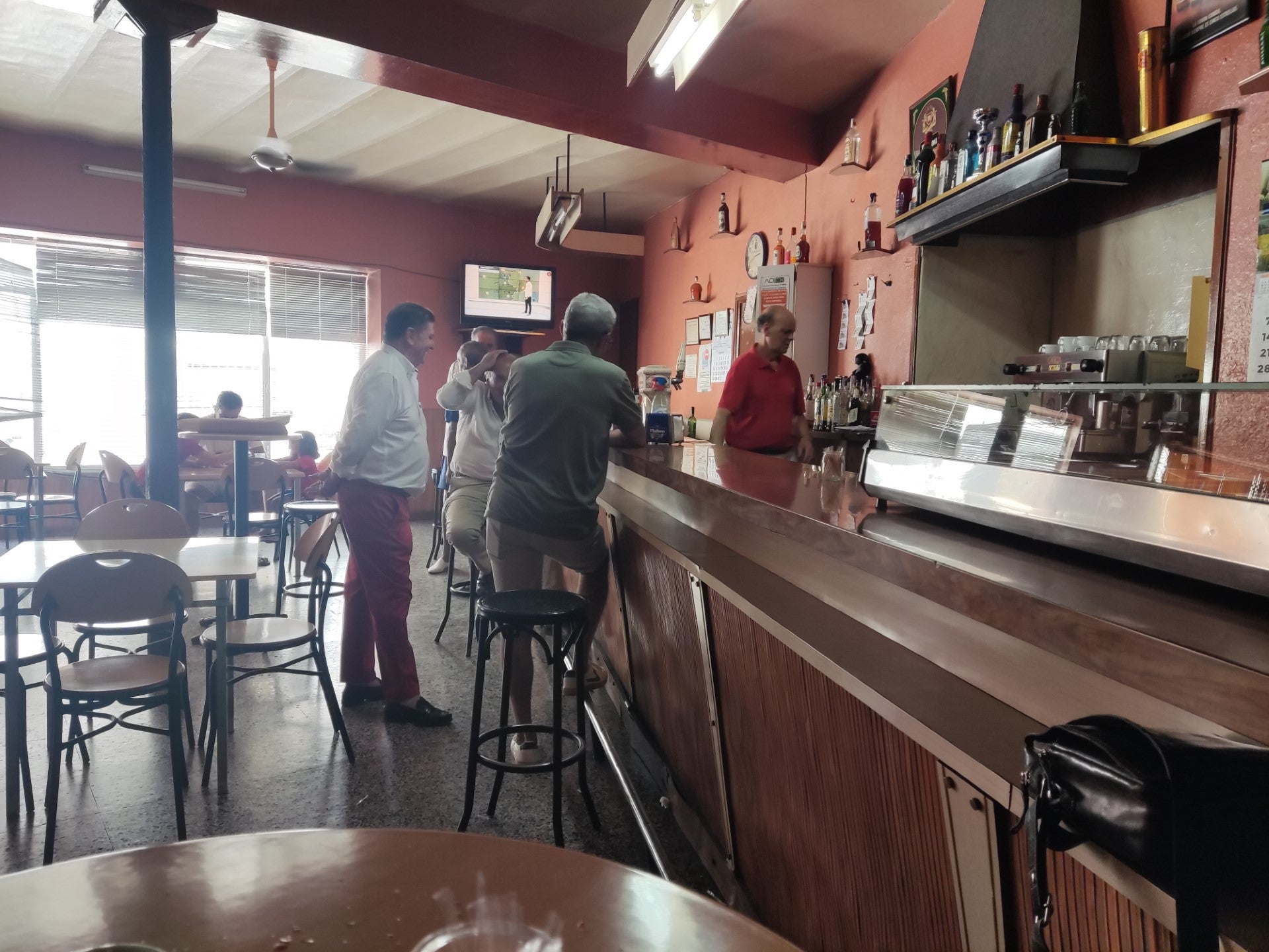 Mariano siempre atento al servicio del bar y a sus clientes.