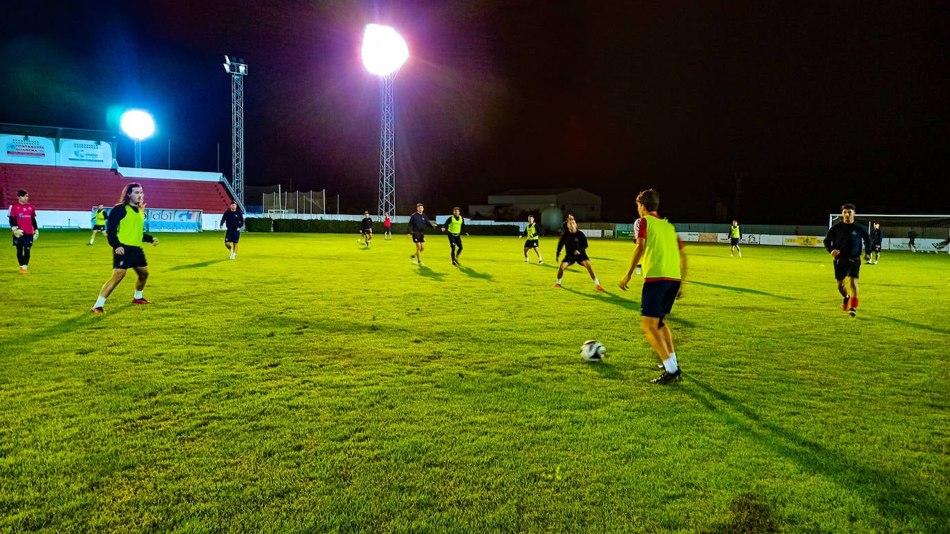 Entrenamiento en el estadio municipal La Noria.