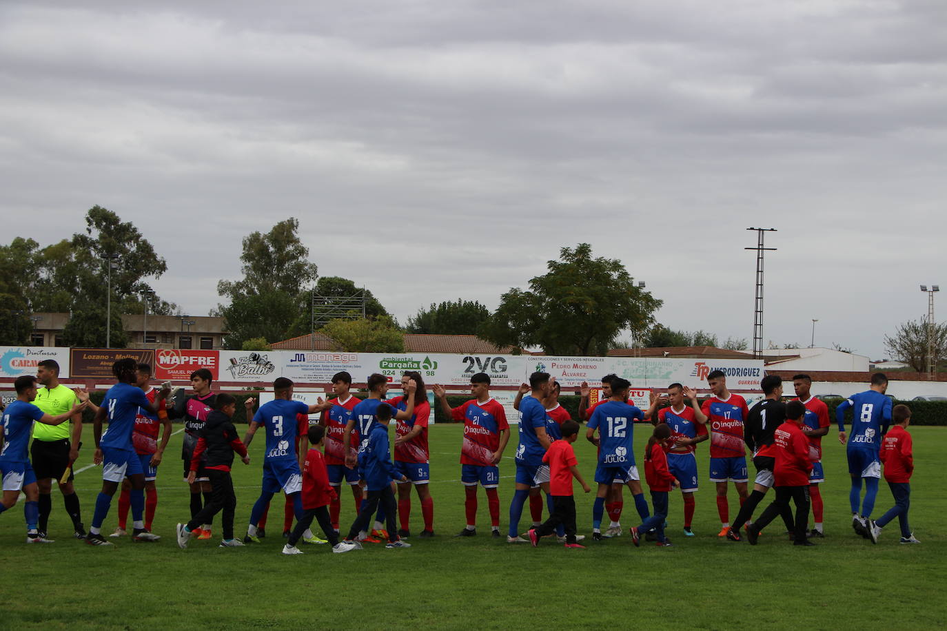 Saluda de los equipos en el terreno de juego.