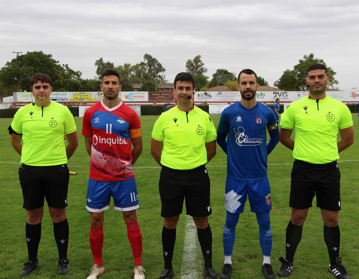 Trío arbitral y capitanes.