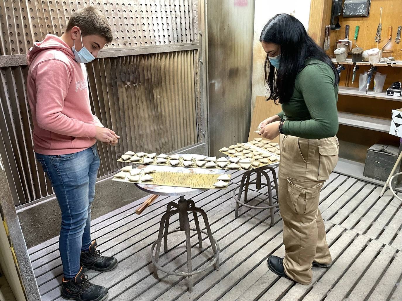 Alumnado del CFGB del instituto elaborando las piezas del Teselado de Penrose.