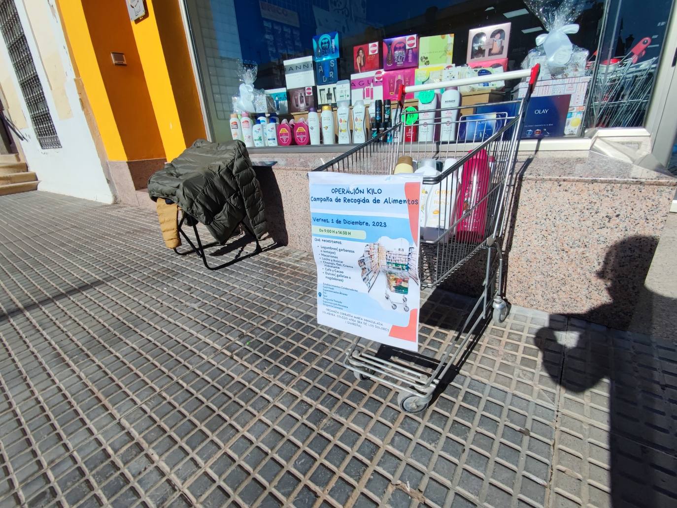 Un carrito a pie de la puerta de una tienda en Plaza San Gregorio.
