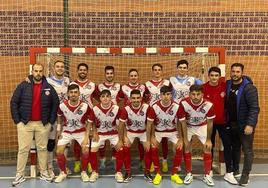 Plantilla y técnicos del FS Guareña en foto de familia en Solana de los Barros.