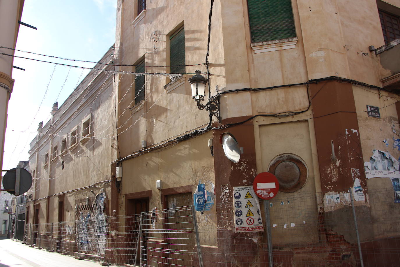 Fachada lateral del Teatro por calle El Túnel de Guareña.