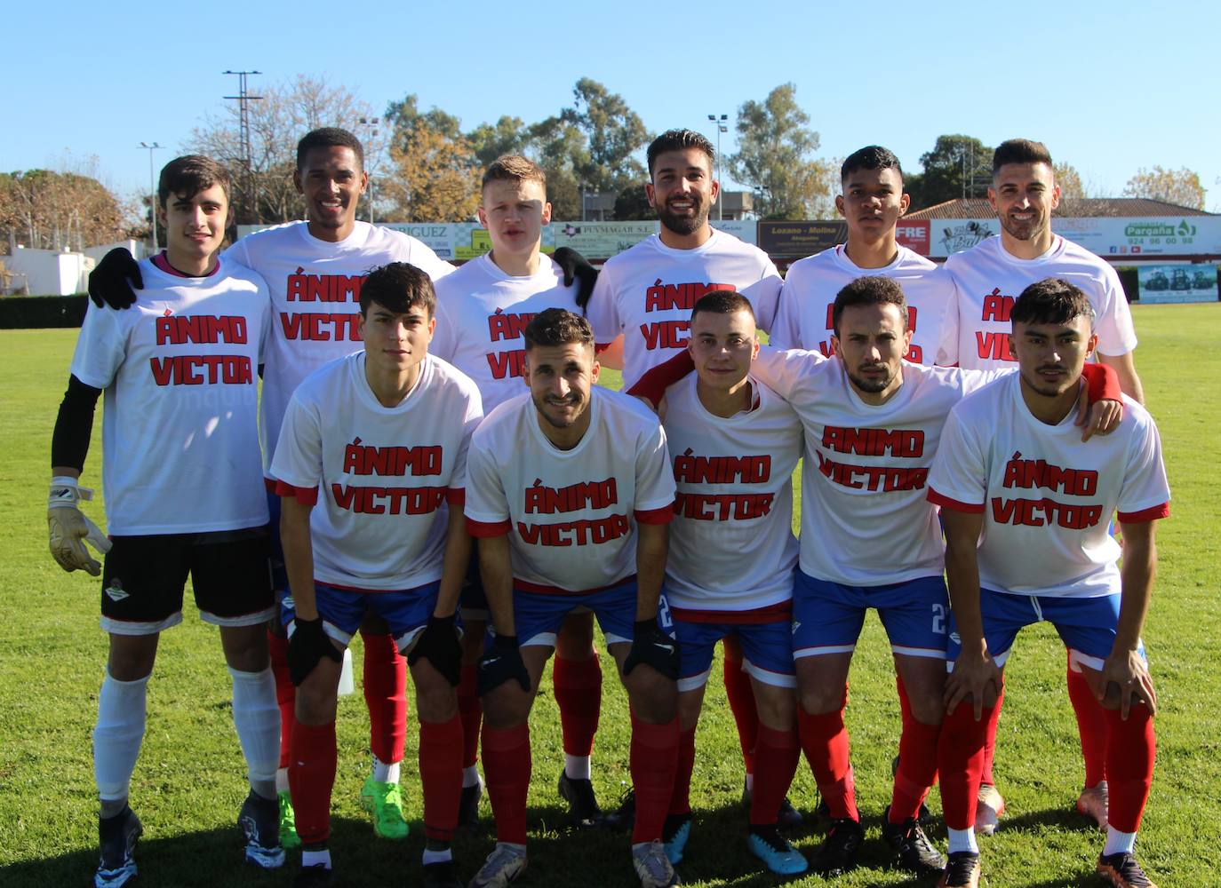 El once inicial del Guareña se acordó de Víctor Toledo y le animó en su pronta recuperación de rodilla.