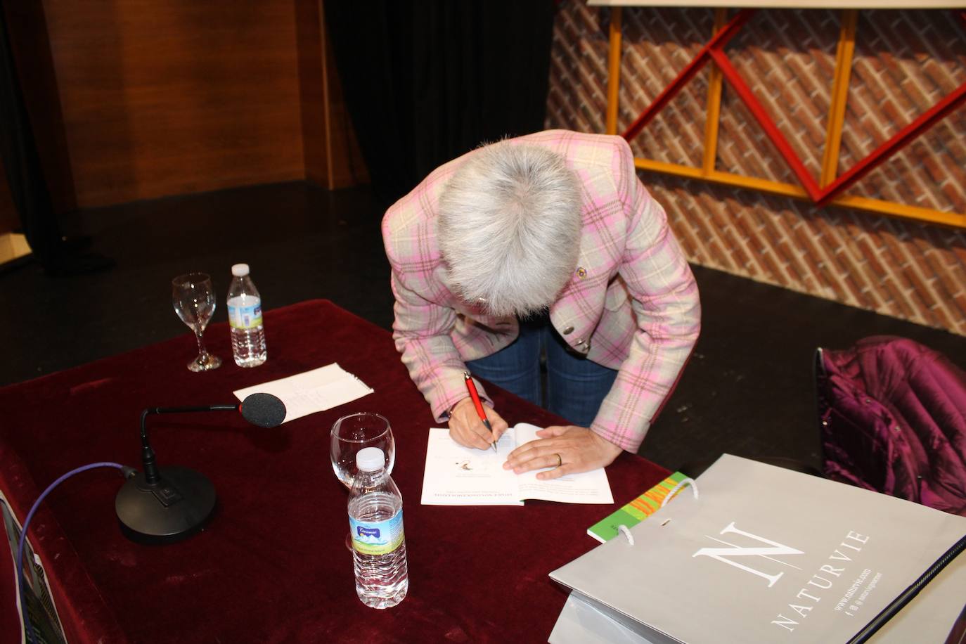 Toni López firmando y dedicando sus libros.