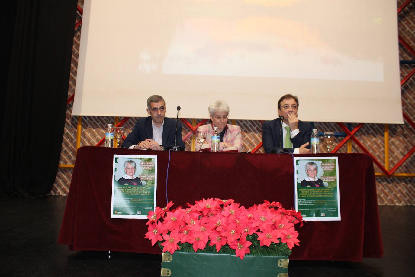 Mesa presidencial con Abel González, Toni López y Guillermo Fernández.