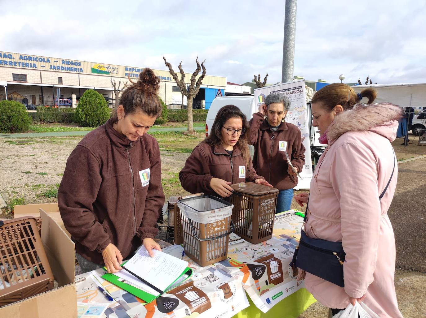 Equipo de informadores ambientales en el mercadillo de Guareña.