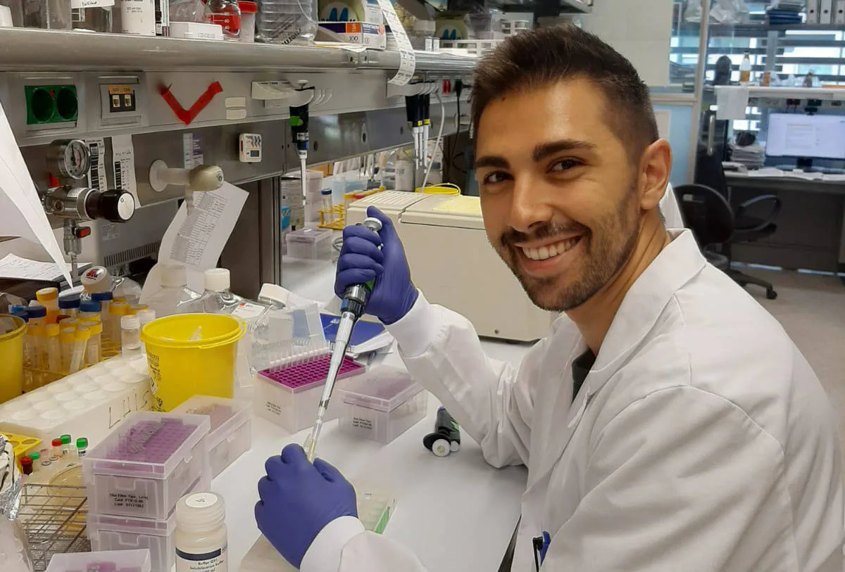 Luis Galán investiga cómo utilizar células madre pluripotentes para generar un tipo particular de células madre.