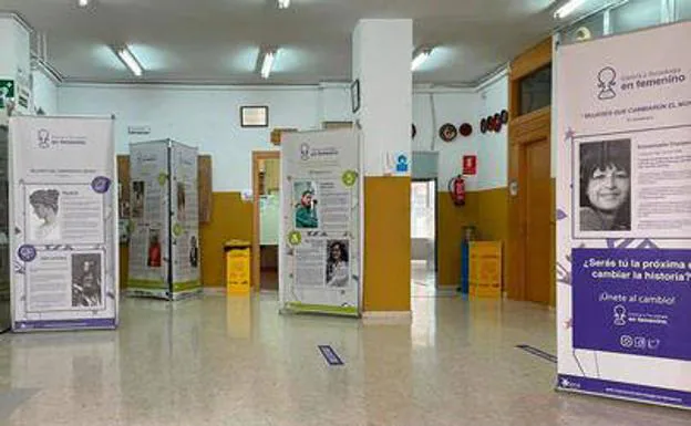 Panorámica de la exposición en el vestíbulo del centro educativo.