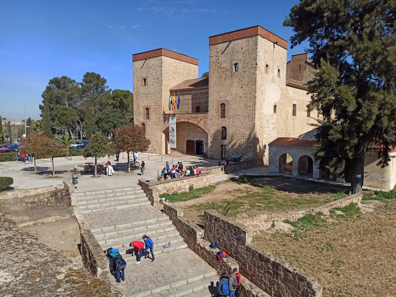 Panorámica del museo arqueológico de Badajoz con los alumnos del colegio Ntra. Sra. de los Dolores descansando en la explanada.