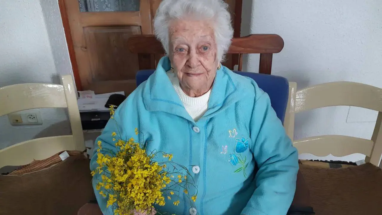 Imagen de archivo cuando Hermenegilda cumplió 102 años y trajo flores del campo.