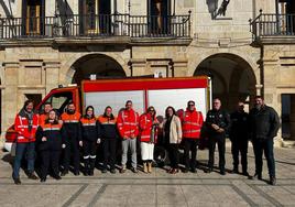 Foto de familia para recoger el momento de la entrega oficial del camión de bomberos que hizo Diputación al ayuntamiento de Guareña.
