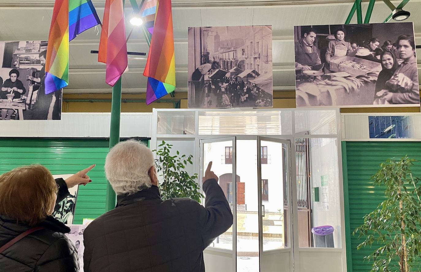 Las imágenes gigantes mostraron el interés de la ciudadanía cuando entran al Mercado de Abastos de Guareña.