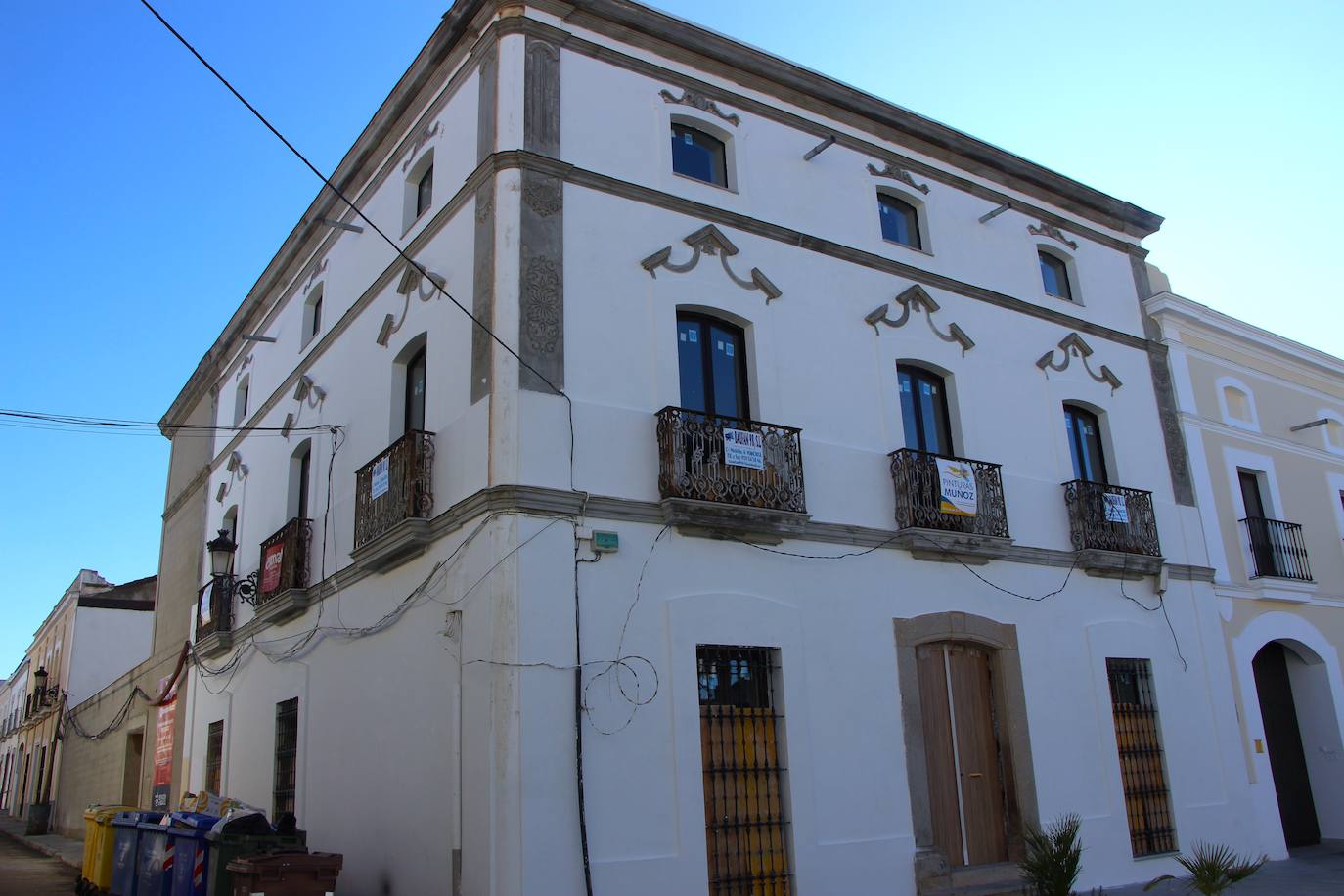 Fachada exterior a falta de pintarse.