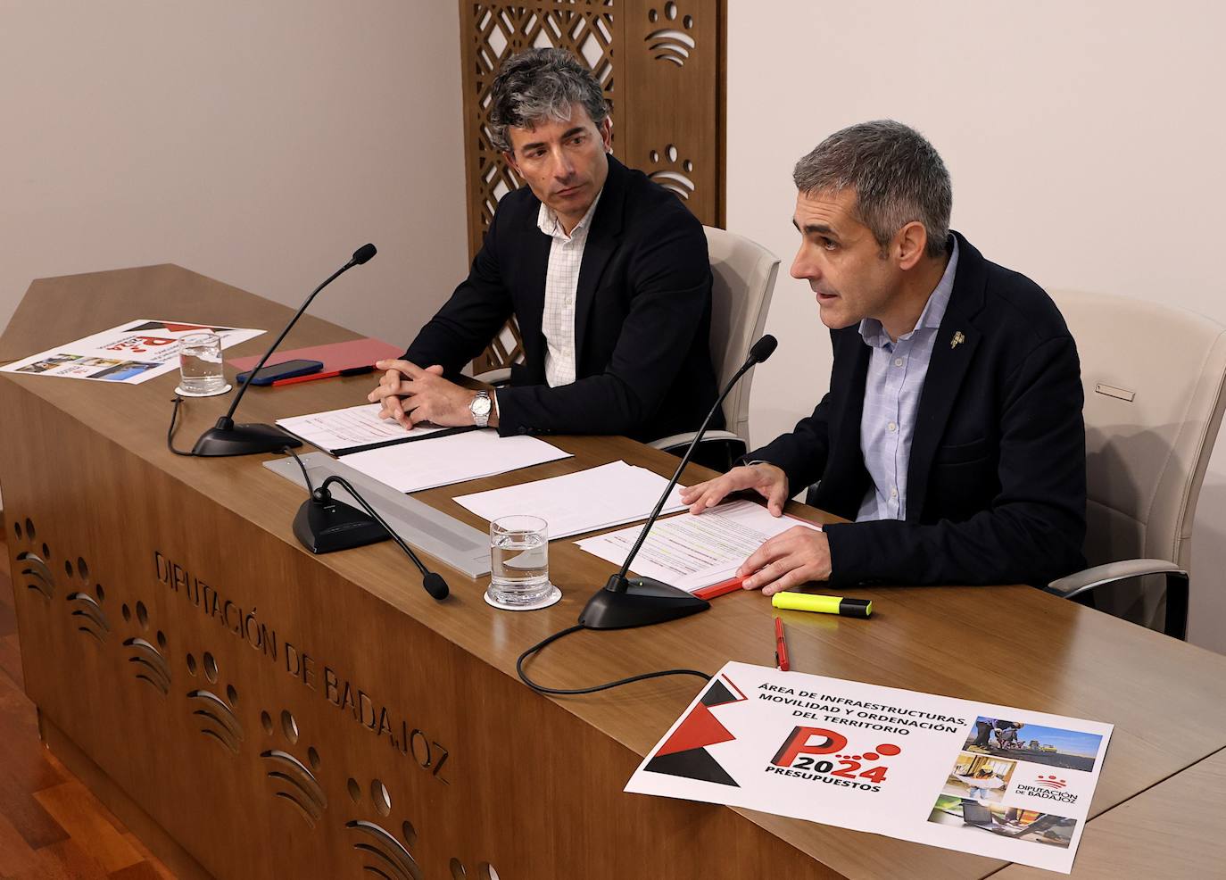 El diputado Abel González (d) y el director del área de infraestructuras José Carlos Cobos.