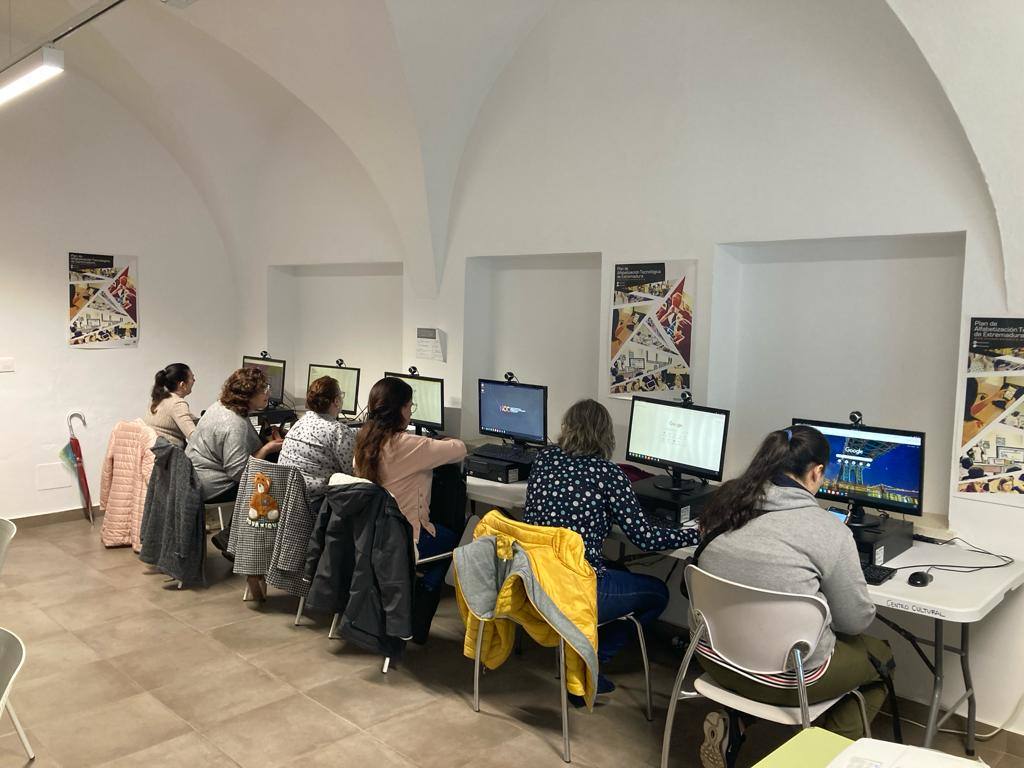 El NCC Guareña programa cuatro talleres de informática