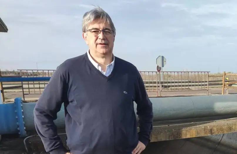 El guareñense Miguel García en el Canal del Zújar a su paso por el término de Guareña.