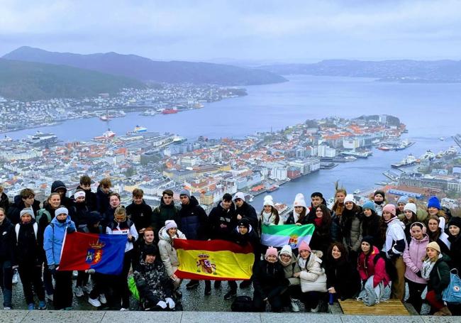 Foto de familia de ambas expediciones, la noruega (i) y la extremeña (d).