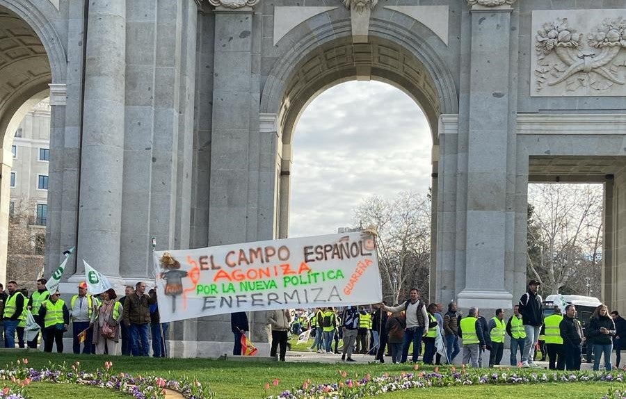 Pancarta de Guareña y vecinos en la misma Puerta de Alcalá, en Madrid.