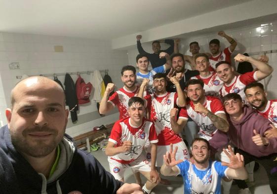 Mucha alegria en el vestuario local tras la victoria en el último segundo de partido.