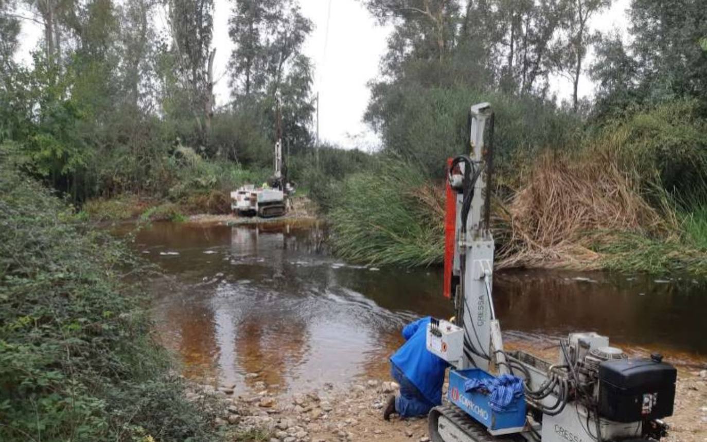 La futura pasarela salvará el río Búrdalo.